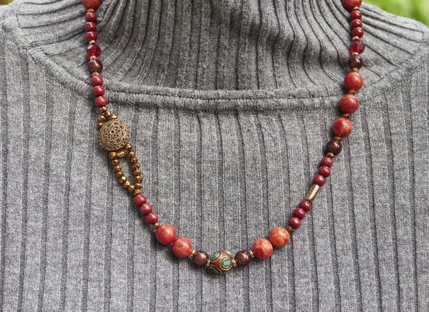 Collier aus Korallenperlen und anderen