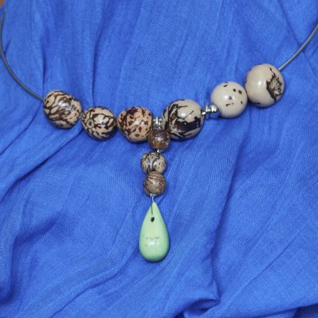 Collier aus Edelstahlreif mit verschiedenen Perlen