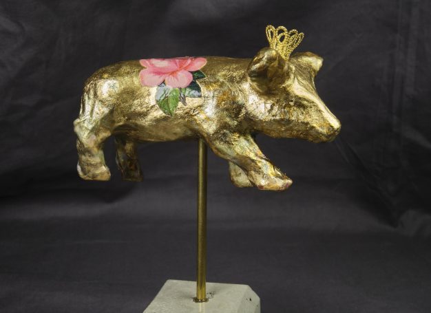 Goldene Skulptur eines Schweins mit einer blühenden Blume, Goldfarben
