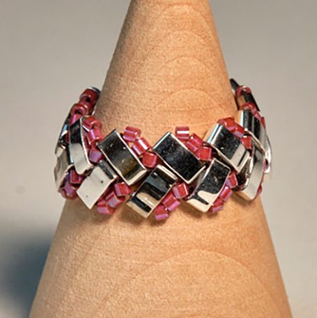 gefädelter Ring aus Tila-Beads in rose und silber