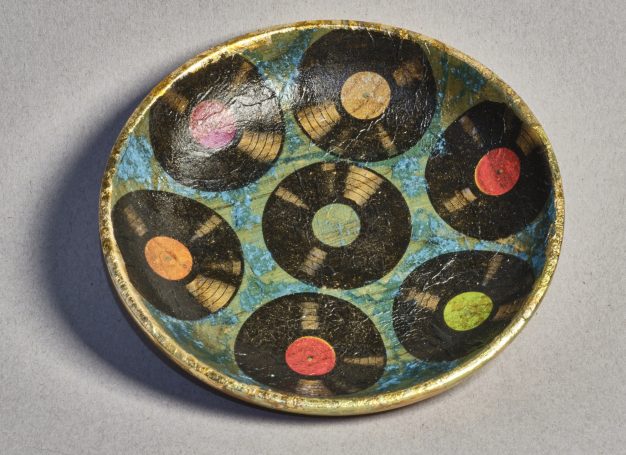 Runde Holzschale mit bunten Vinyl-Schallplatten-Dekor in Decoupagetechnik