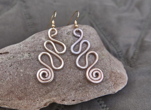 Ohrhänger Kurven, aus Aluminiumdraht (eloxiert), rosegold,
Ohrhaken aus Edelstahl