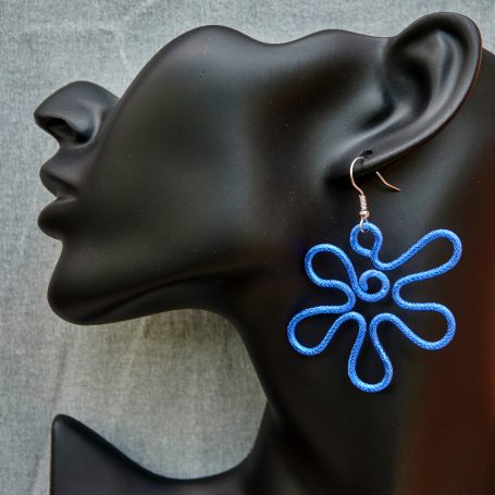 Ohrhänger Blumenform, aus Aluminiumdraht (eloxiert), blau,
Ohrhaken aus Edelstahl