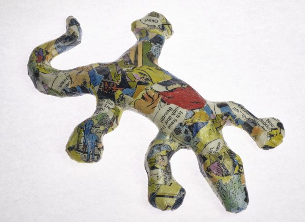 Ein bunter Gecko aus Pappmachee bunt beklebt