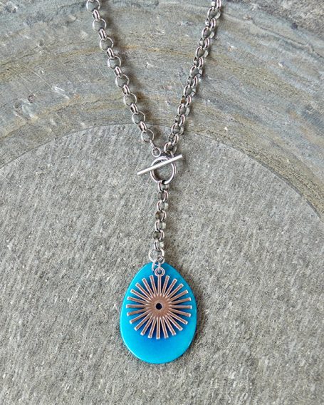 Collier aus silberfarbener Erbskette (Edelstahl), mit Anhänger aus Taguascheibe, türkis und Sonne (Edelstahl), Knebelverschluß vorne