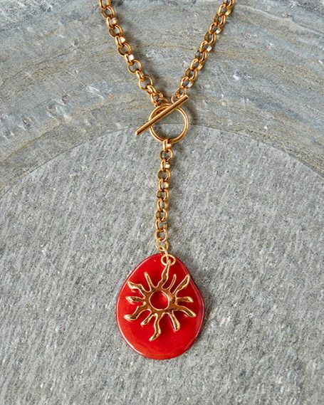 Collier aus goldfarbener Erbskette (Edelstahl), mit Anhänger aus Taguascheibe, rot und Sonne (Edelstahl), Knebelverschluß vorne