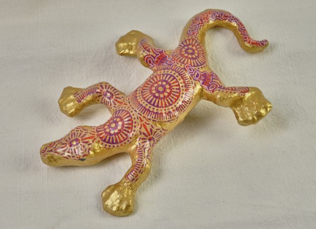 Bunter Gecko aus Pappmachée, gold mit rotem Muster, Decoupagetechnik