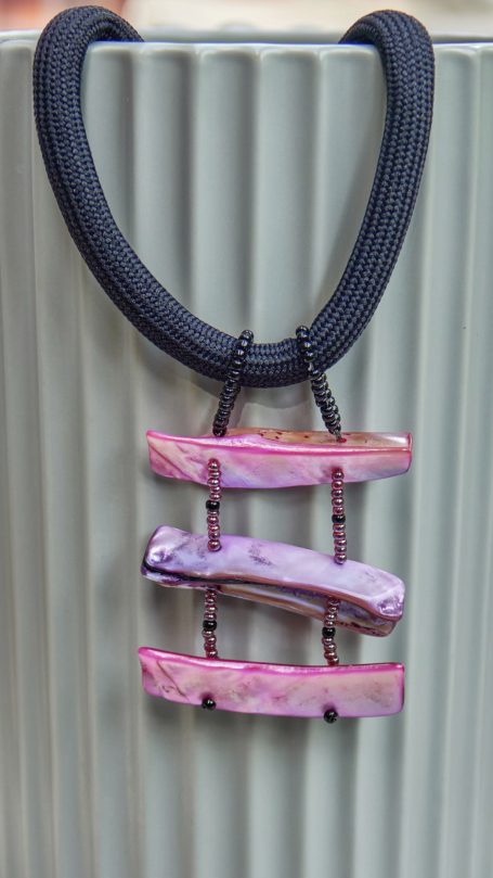 Collier aus dicker Kordel in schwarz mit Anhänger aus Perlmuttstäbchen (Muscheln), Pinktöne