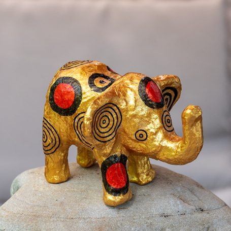 Kleiner Pappmachée-Elefant, goldfarben mit schwarz-roten Kreisen,  Decoupagetechnik 