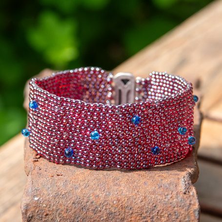 26_AB_5955 breites Armband aus kleinen Perlen gefädelt