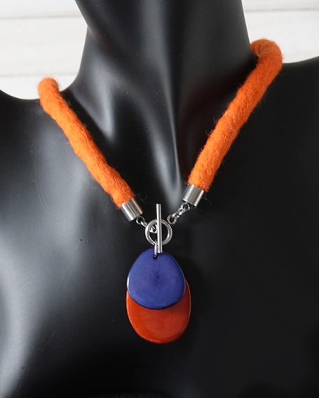 Filzhalskette mit Anhänger aus bunten Taguascheiben, Blau/Orange
