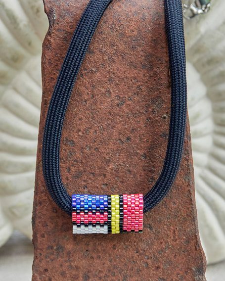 Collier aus dicker Kordel in schwarz mit Anhänger aus Miyuki-Glasperlen, gefädelt, bunt