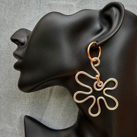 Ohrhänger Blumenform, aus Aluminiumdraht (eloxiert), goldfarben,
Ohrring aus Edelstahl
