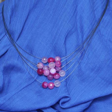 Kette aus 6 dünnen Stahldrähten mit rosa Perlen aus Glas