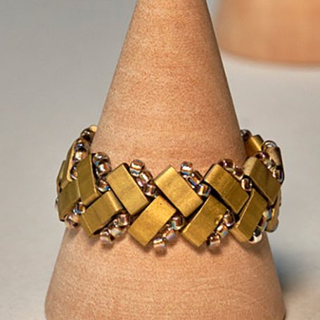 gefädelter Ring aus Tila-Beads in gold