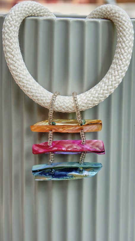 Collier aus dicker Kordel in altweiß mit Anhänger aus Perlmuttstäbchen (Muscheln), bunt