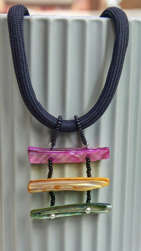 Collier aus dicker Kordel in schwarz mit Anhänger aus Perlmuttstäbchen (Muscheln), bunt