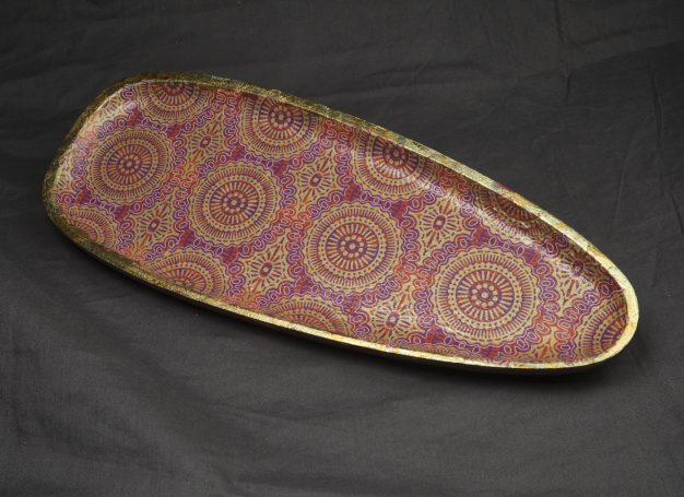 Ovale Holz- Schale mit buntem, geometrischem Muster in Decoupagetechnik