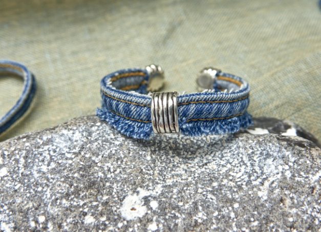 Armband aus Jeansstoff mit Verzierung