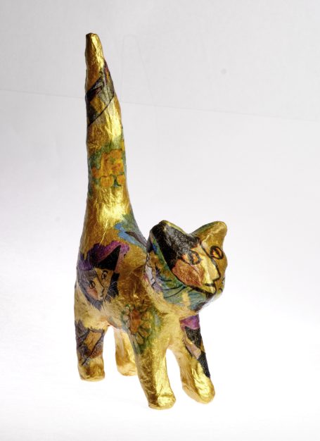 Pappmachée-Katze, gold in Decoupagetechnik 